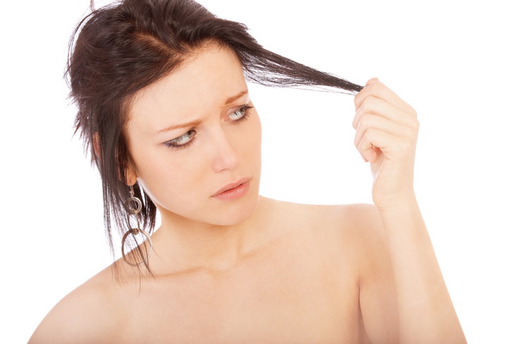 Потеря избыточного количества волос вынуждает девушек искать причины явления