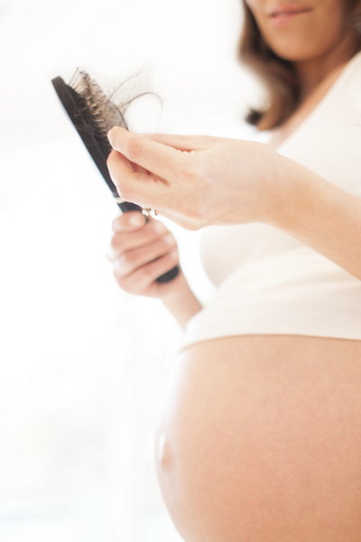 Гормональный дисбаланс при беременности может вызвать очень сильное выпадение волос