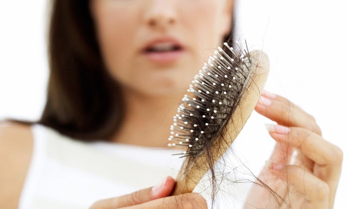 Когда волосинки начинают выпадать интенсивно, нужно срочно обратиться к врачу за определением причины
