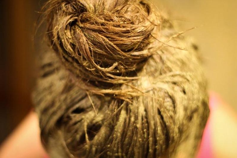 Маска из горчицы воздействует на волосы по всей длине и на их корни
